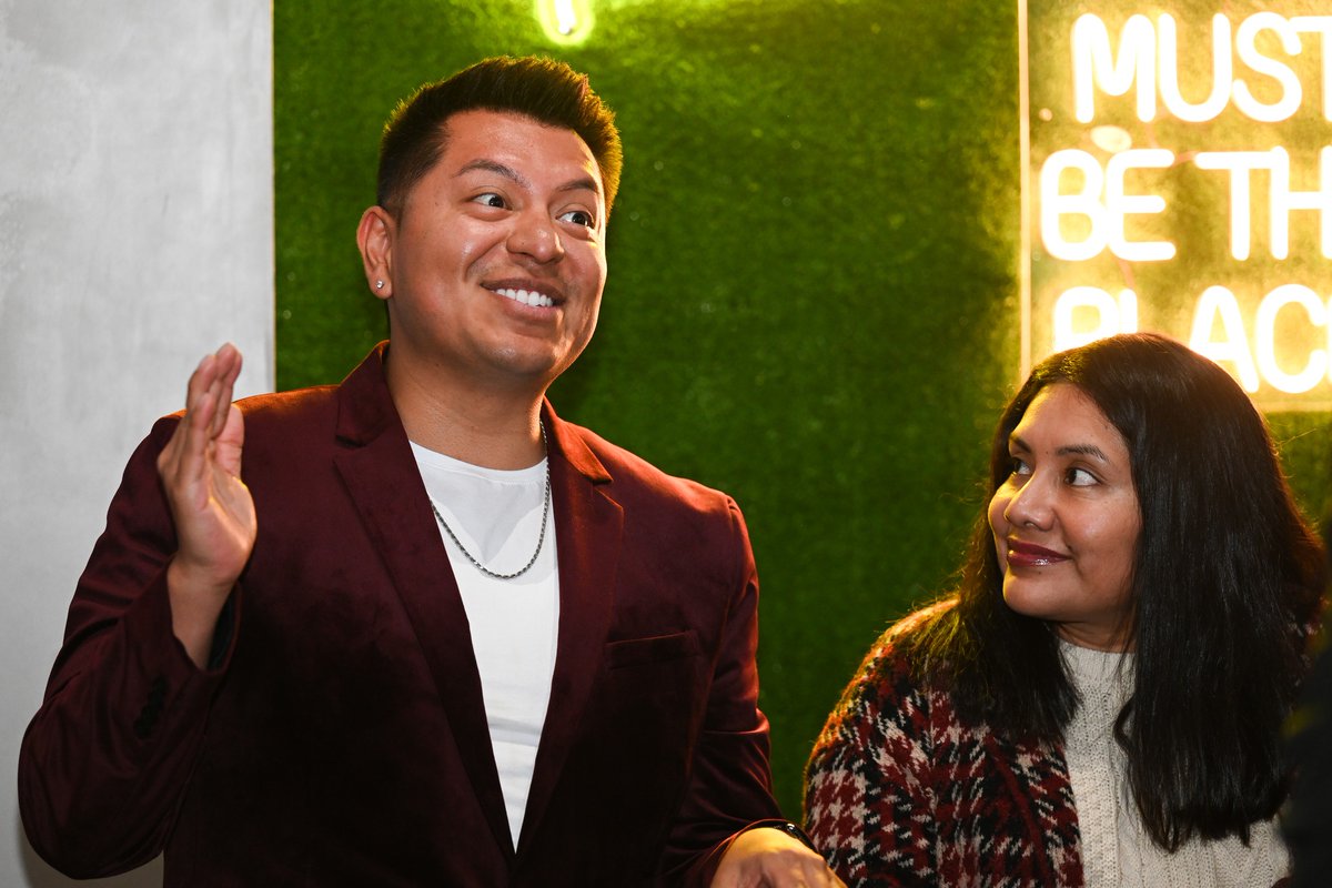 College_Success's tweet image. CSF Seattle and Tacoma alumni recently reunited at Trenchers Kitchen &amp;amp; Tap for an incredible evening of networking. Special thanks to Original Studios for capturing these joyous moments and providing alums with stunning professional headshots. #CSFAlumni #College #Careers