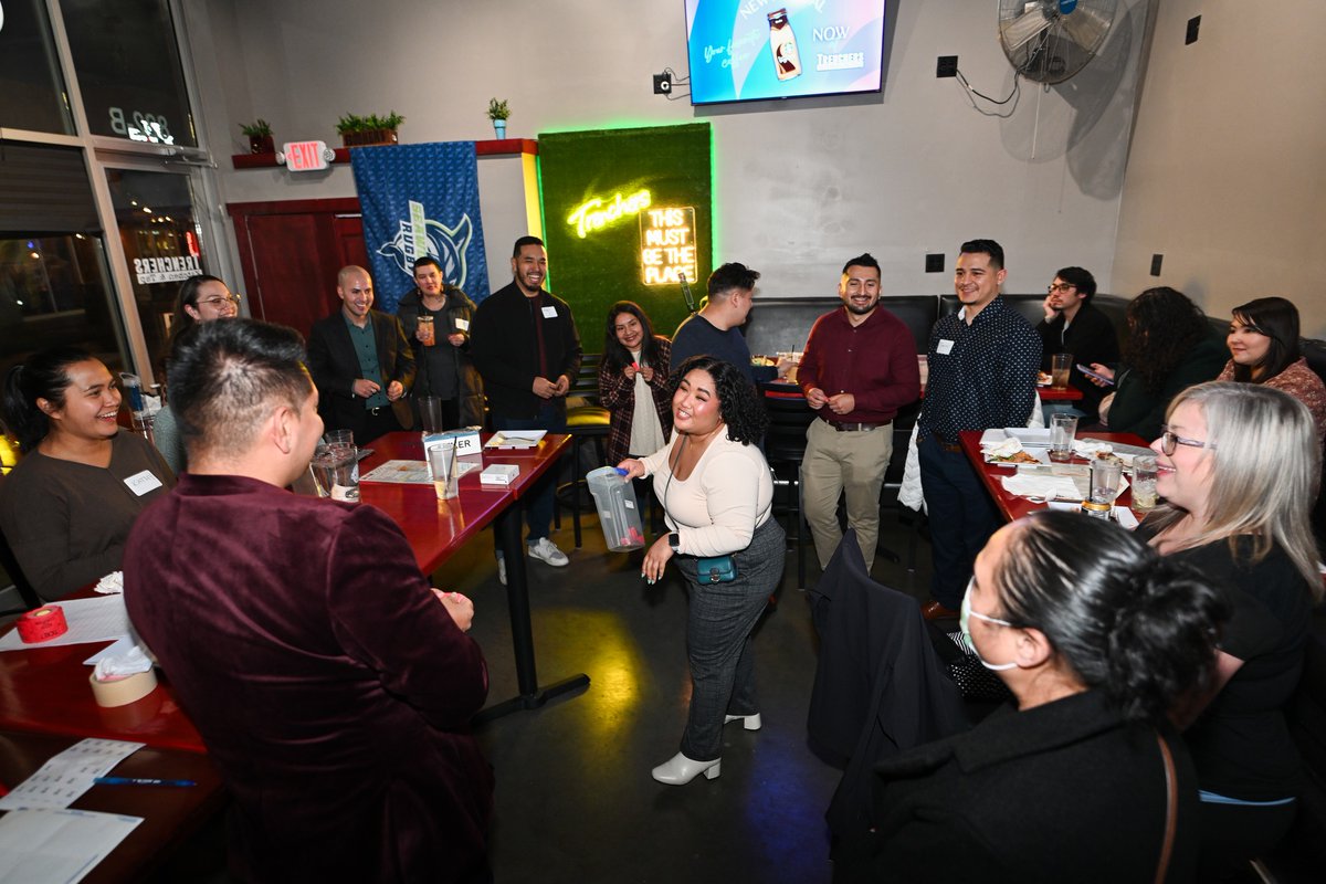 College_Success's tweet image. CSF Seattle and Tacoma alumni recently reunited at Trenchers Kitchen &amp;amp; Tap for an incredible evening of networking. Special thanks to Original Studios for capturing these joyous moments and providing alums with stunning professional headshots. #CSFAlumni #College #Careers
