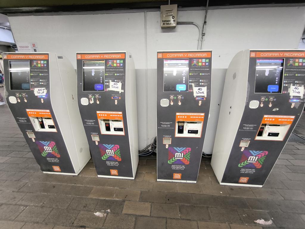 Engel_brayan's tweet photo. Cómo es posible que ninguna de las 4 máquinas funcione en la estación Coyoacán, si no son las máquinas son los torniquetes, pésimo servicio ojalá las reparen pronto ya llevan 2 semanas así!!! @MetroCDMX @GobCDMX @Claudiashein @c4jimenez @telediario https://t.co/bJEaTqy36L