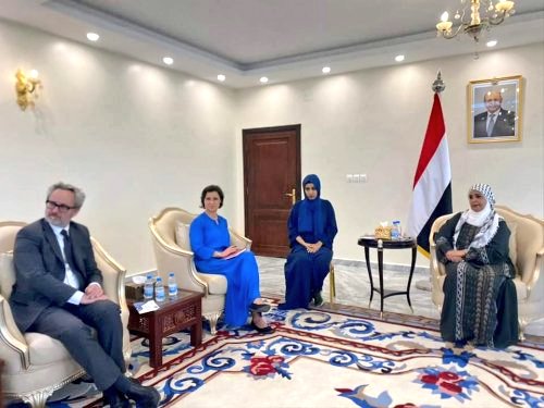 الخاله شفيقه ، خالة رئيس الوزراء السابق معين عبدالملك تتمرد على قرار رشاد العليمي وترفض تسليم مبنى رئاسة الوزراء في #عدن لرئيس الوزراء الجديد احمد بن مبارك