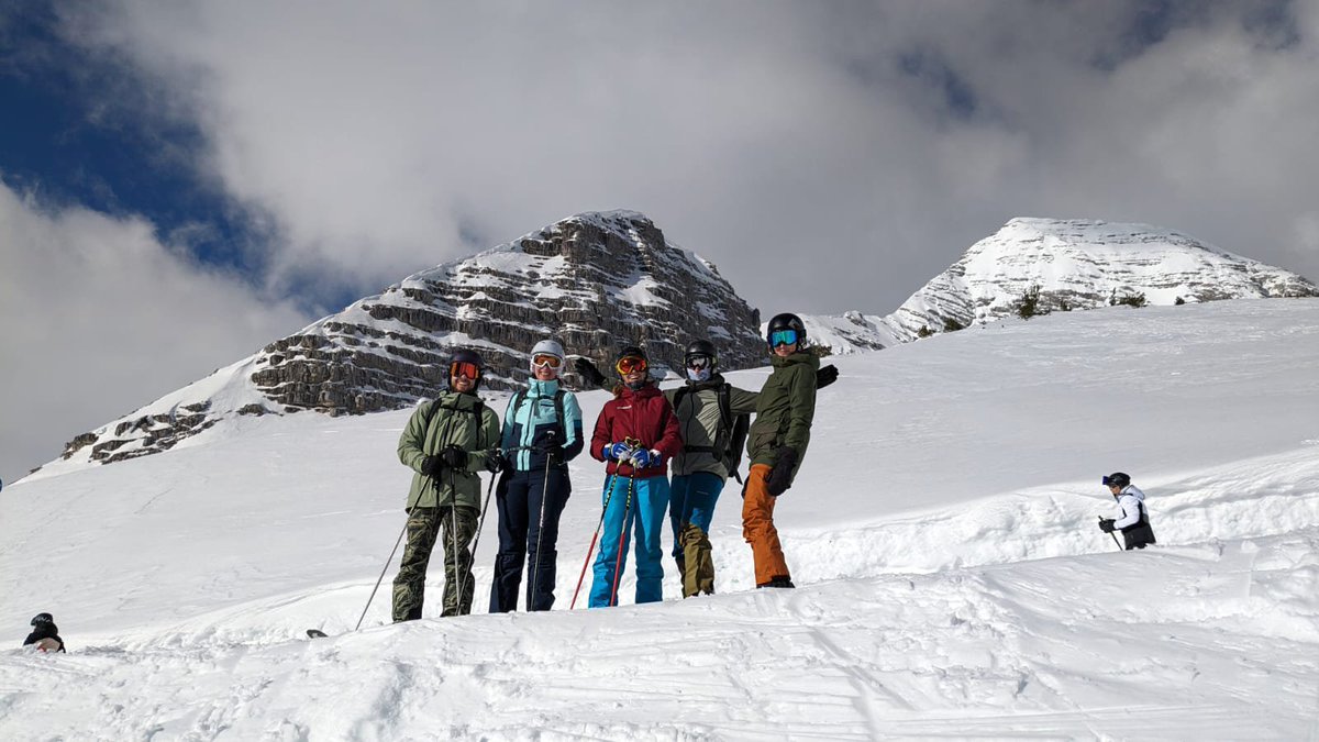 geogebra's tweet image. 🎿❄️ Team Austria hit the slopes! From skiing to snowshoe hiking and snowman building, it was all about snow-filled fun and mountain magic. ⛄🏔️ #AustriaInWinter #SnowDay #TeamOuting #GeoGebra