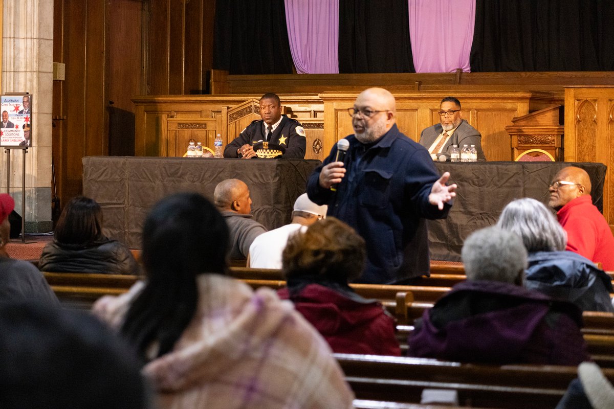 .@CPDSupt Larry Snelling joined 29th Ward community members at Hope Community Church on Chicago's Westside for a community solutions meeting last night. Working together is vital to building safer neighborhoods. Thank you to all who attended.