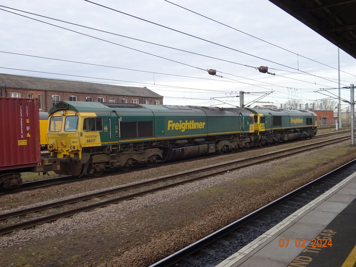Shaun__92's tweet photo. Freightliner 66568 & 66517 working 4E30 0510 Felixstowe North F.L.T. to Leeds F.L.T.
#felixstowe #doncaster #leeds #frieghtliner #class66 #class66features #class66shed #shed #UnofficialRailcamDoncaster #containertrain #wednesday #7th #february #2024 @RailFreight @railcamlive https://t.co/RsF2Cy3y6R