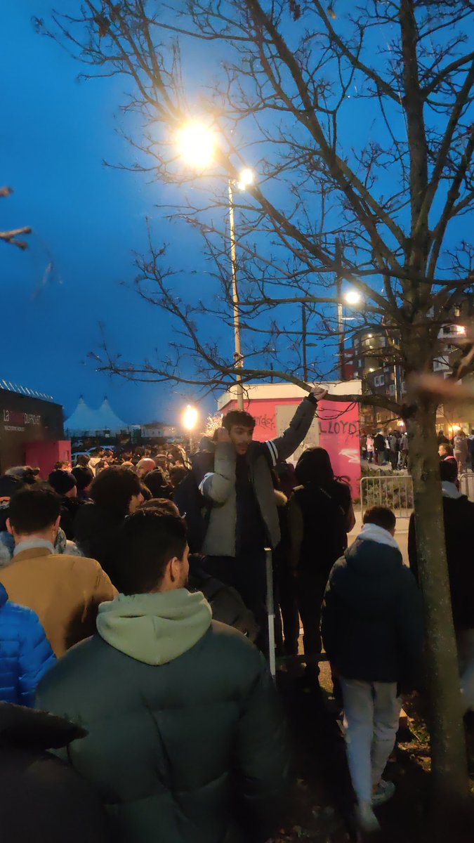 Fr3ddyL's tweet photo. Vaulx la soie, 18h20.. merci la @FFF pour cette gestion bien merdique ! Qui l'eut cru qu'un match un mercredi 18h30 foutrait pas le bordel https://t.co/Us3HedZBbW