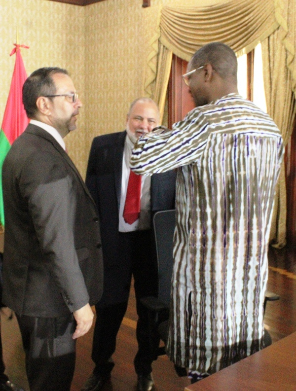 #EnFoto📸| Comisión Mixta Venezuela - Burkina Faso celebró reunión entre el Defensor del Pueblo <a href="/aruizddp/">Alfredo Ruiz</a>, el Canciller <a href="/yvangil/">Yvan Gil</a> y su homólogo de Burkina Faso, Karamoko Jean Marie, con el propósito de fortalecer los lazos de cooperación.
#7TEnUniónYEsfuerzo