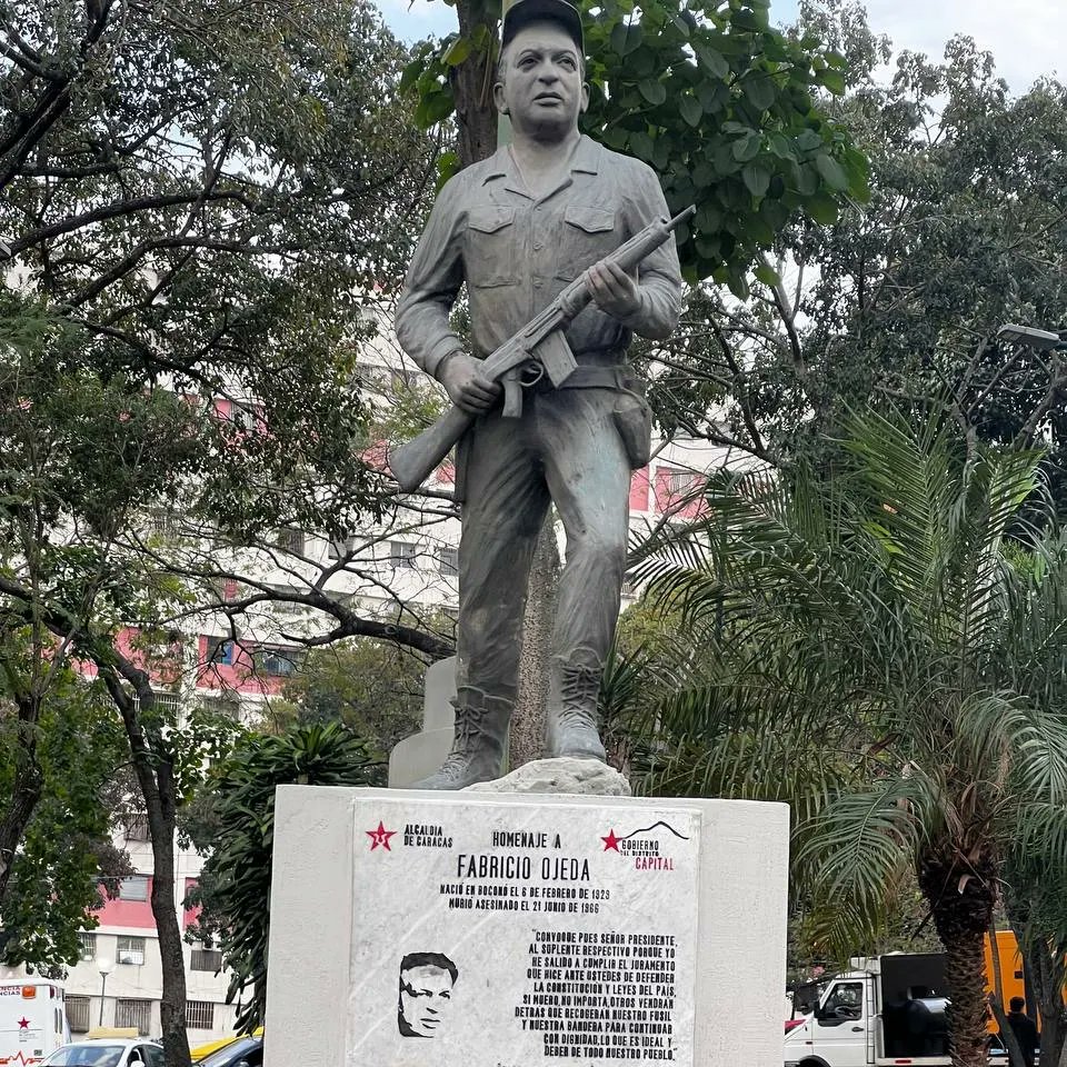 Ayer #6Feb rendimos honores al líder revolucionario Fabricio Ojeda, en la plaza que lleva su nombre en la parroquia 23 de Enero. Recordamos la obra y vida de este gran héroe que decidió levantar su voz en defensa del pueblo.

Hemos embellecido esta plaza donde ha estado el pueblo…