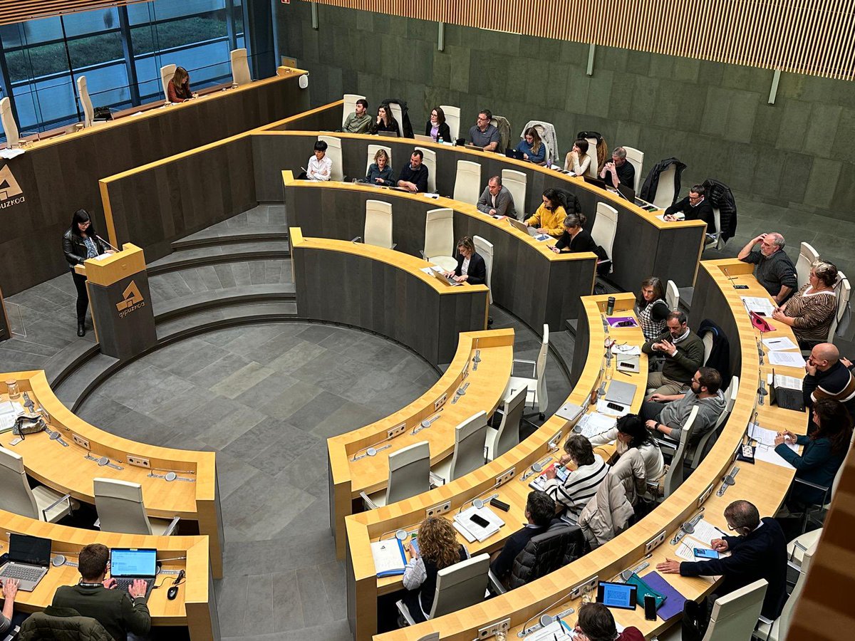 Eelduaien's tweet image. Gaurko @BNGipuzkoa |ko plenoan ere ikusi da @ehbildu dela gipuzkoarren intereseko gaiak lideratzen dituen indarra. 

Zenbaitek errealitate horri bizkar eman nahi arren, herritarren ongizatea helburu bakar dugula, lortu ditugun adostasunak eta gehiengoak dira horren erakusle 👇