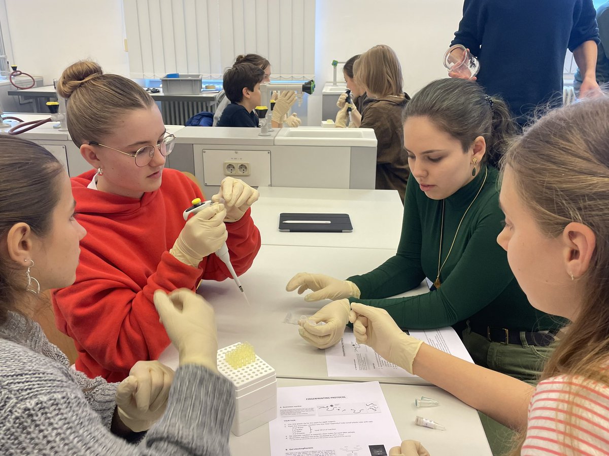 science2school's tweet photo. Teamwork is key in research! Preparing the samples for the DNA fingerprint 🧬 @StefanDiezLab @BCUBE_TUDresden @tudresden_de @digsbb @CRTDpress https://t.co/27syKxcqdl