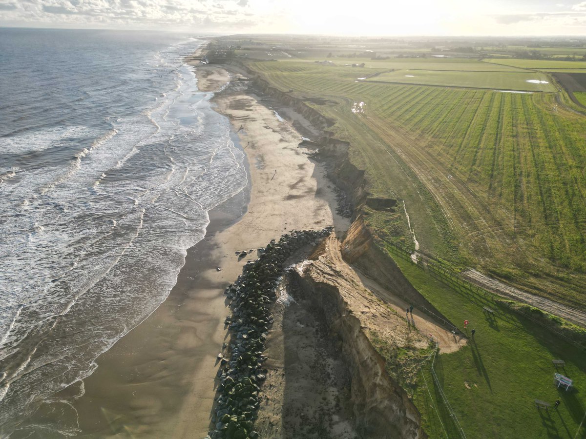 #OnThisDay in 2014, the earliest human footprints in the whole of Europe were announced. The fossil footprints found in #Happisburgh on the #DeepHistoryCoast are believed to have been made around 900,000 years ago.

nhm.ac.uk/discover/news/…
