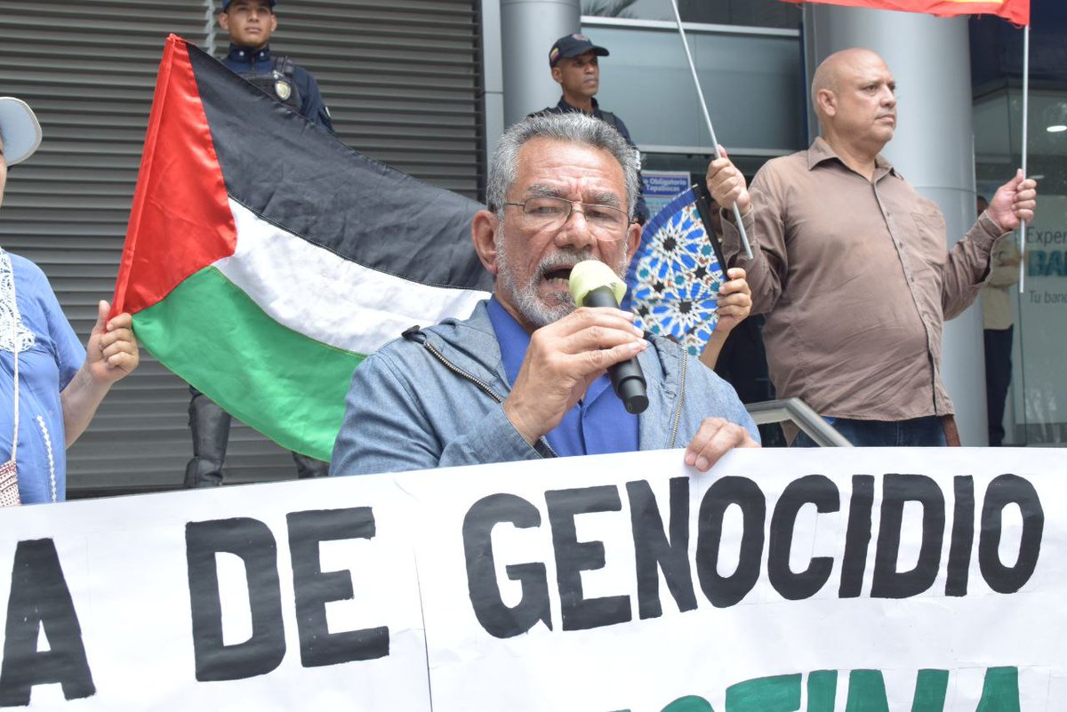 #SOLIDARIDAD Organizaciones del Encuentro Nacional en Defensa de los Derechos del Pueblo <a href="/DignidadVe/">Movimiento por la dignidad popular</a> se apostaron a las afueras de la sede de la representación de la Unión Europea en Caracas para exigir el cese del genocidio sionista contra el pueblo palestino 🇵🇸