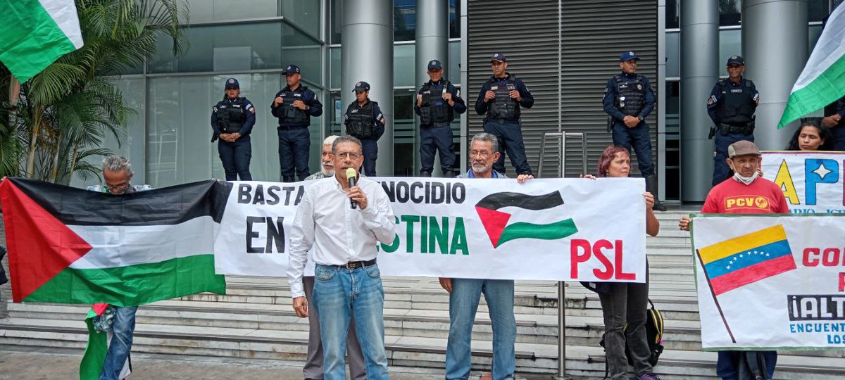 DignidadVe's tweet photo. #SOLIDARIDAD Organizaciones del Encuentro Nacional en Defensa de los Derechos del Pueblo @DignidadVe se apostaron a las afueras de la sede de la representación de la Unión Europea en Caracas para exigir el cese del genocidio sionista contra el pueblo palestino 🇵🇸 https://t.co/M7lRbfWd9V