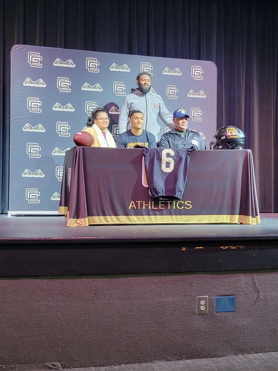 BIG CONGRATS to these young men and their families who signed  scholarships  this morning to continue their academic and athletic careers at the next level.  #Routerunners #Wideouts #MOB