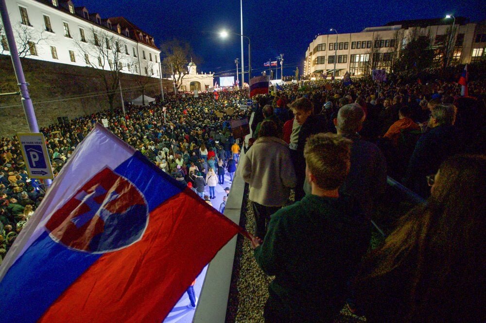 zemantomas's tweet photo. 🇸🇰 Large protests against the change of the Criminal Code and against the hijacking of state continue in Slovakia this week. https://t.co/PtWbQlrxVi