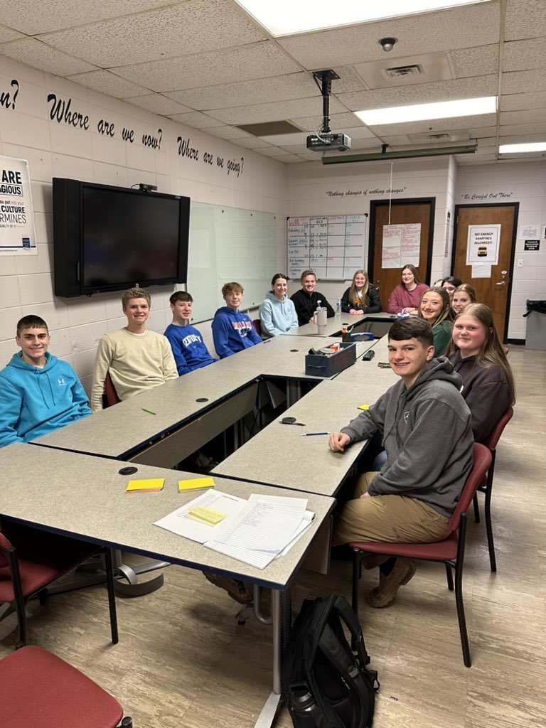 LincolnCoHS's tweet photo. Had the awesome opportunity to meet with my Principal’s Advisory Team today.  They are a great group representing the student body and I learn so much every time we meet!! https://t.co/qAqGdLDoma