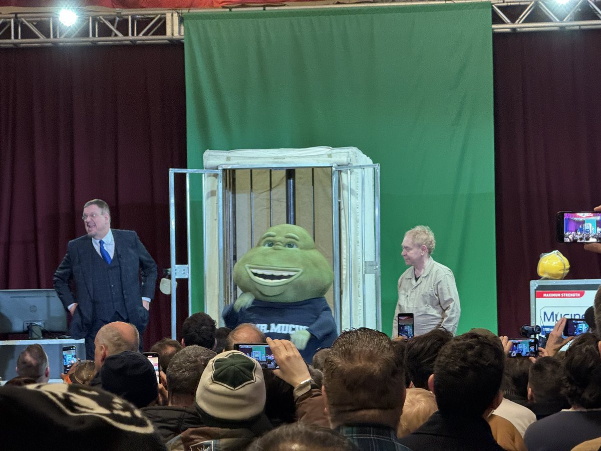 So @pennjillette & @MrTeller have teamed with @Mucinex to provide some magic in Grand Central! #Magic