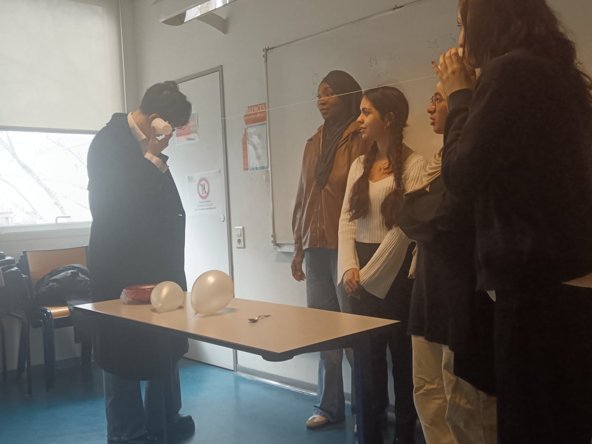 Jeudi dernier, les L2 COMS ont essayé de réaliser divers ateliers de médiation scientifique pour les plus jeunes.
Demain, avec <a href="/LudmillaScience/">Annalisa Plaitano</a>, ils iront visiter <a href="/Le_Museum/">Muséum national d'Histoire naturelle</a> ! On vous tiens au courant...