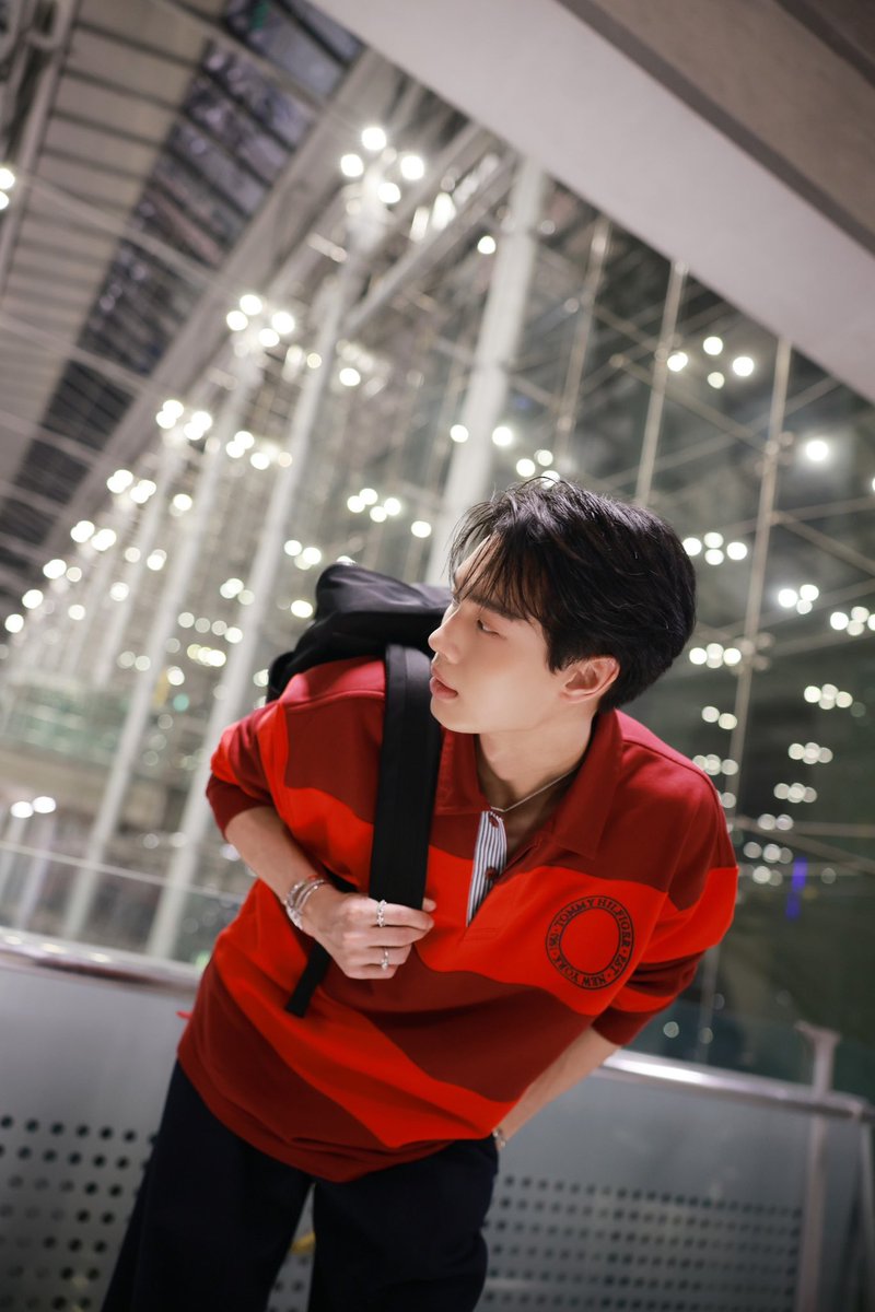 VogueThailand's tweet photo. เปิดแอร์พอร์ตลุคของ ‘วิน-เมธวิน’ @winmetawin เพื่อเตรียมบินลัดฟ้าไปชมโชว์ @TommyHilfiger คอลเล็กชั่นฤดูใบไม้ร่วง/ฤดูหนาว 2024 ณ นิวยอร์กแฟชั่นวีก #TommyHilfiger #TommyHilfigerTH #WinMetawin #WinxTommyHilfiger

#VogueReports https://t.co/o2jqJUN346