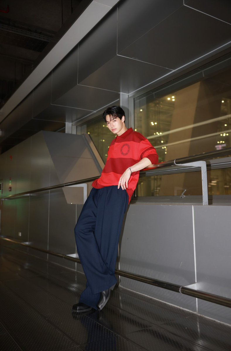 VogueThailand's tweet photo. เปิดแอร์พอร์ตลุคของ ‘วิน-เมธวิน’ @winmetawin เพื่อเตรียมบินลัดฟ้าไปชมโชว์ @TommyHilfiger คอลเล็กชั่นฤดูใบไม้ร่วง/ฤดูหนาว 2024 ณ นิวยอร์กแฟชั่นวีก #TommyHilfiger #TommyHilfigerTH #WinMetawin #WinxTommyHilfiger

#VogueReports https://t.co/o2jqJUN346