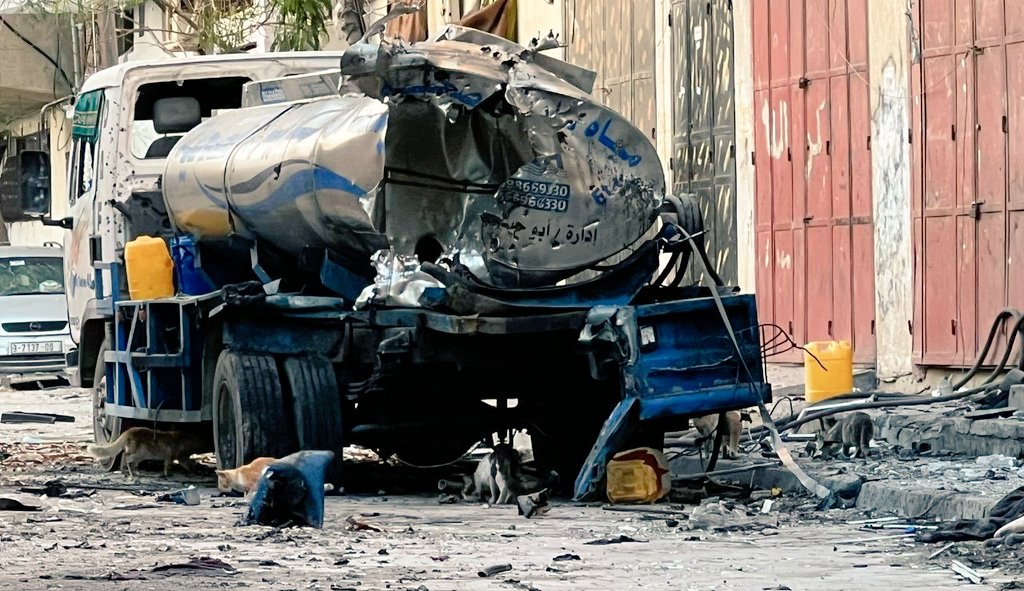 Abu_Salah9's tweet photo. المختل قصف شاحنة لتوزيع المياه !
13 شـ٨يد كانوا متجمعين حول الشاحنة للحصول على الماء.

لم تعرف البشرية أشرس وأفجر وأطغى من هذا المختل. https://t.co/tUE7RwFGhl