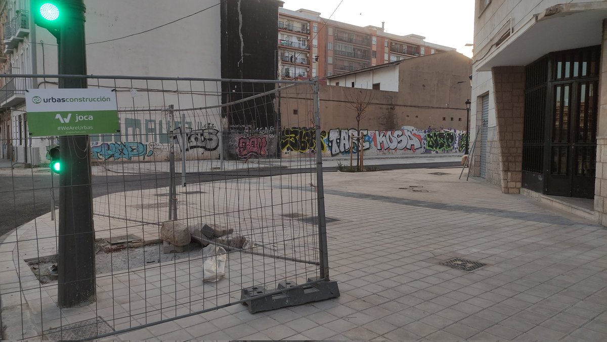 Hola <a href="/viviendagob/">Ministerio de Vivienda y Agenda Urbana</a>. Viendo que el @Sepes ha incumplido y abandonado el PAI de Ingenieros de Valencia, los vecinos se han tomado la molestia de abrir las vallas y ocupar su espacio. Ni viviendas asequibles ni parque. Sólo degradación. Menuda gestión más lamentable. <a href="/AjuntamentVLC/">Ajuntament València</a>
