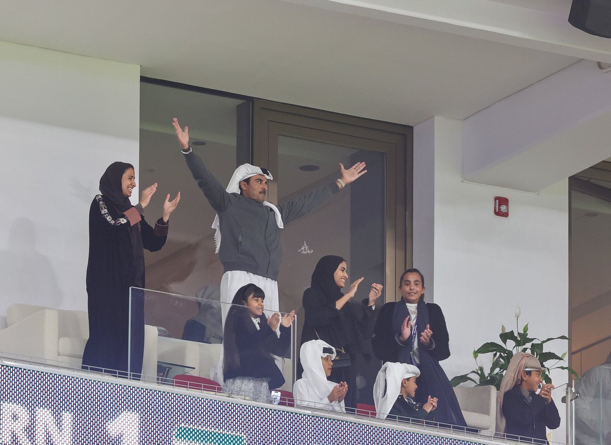 Saudi_in_Qatar's tweet photo. لقطات جميلة من المصور السعودي الفخم
@m_alnamr 

لفرحة الشيخ تميم بن حمد في مباراة اليوم 💚❤️🇸🇦🇶🇦

عساها دايمة الفرحة 
وبإذن الله تحتفل بالبطولة 💚❤️ https://t.co/Rfrbe66znm
