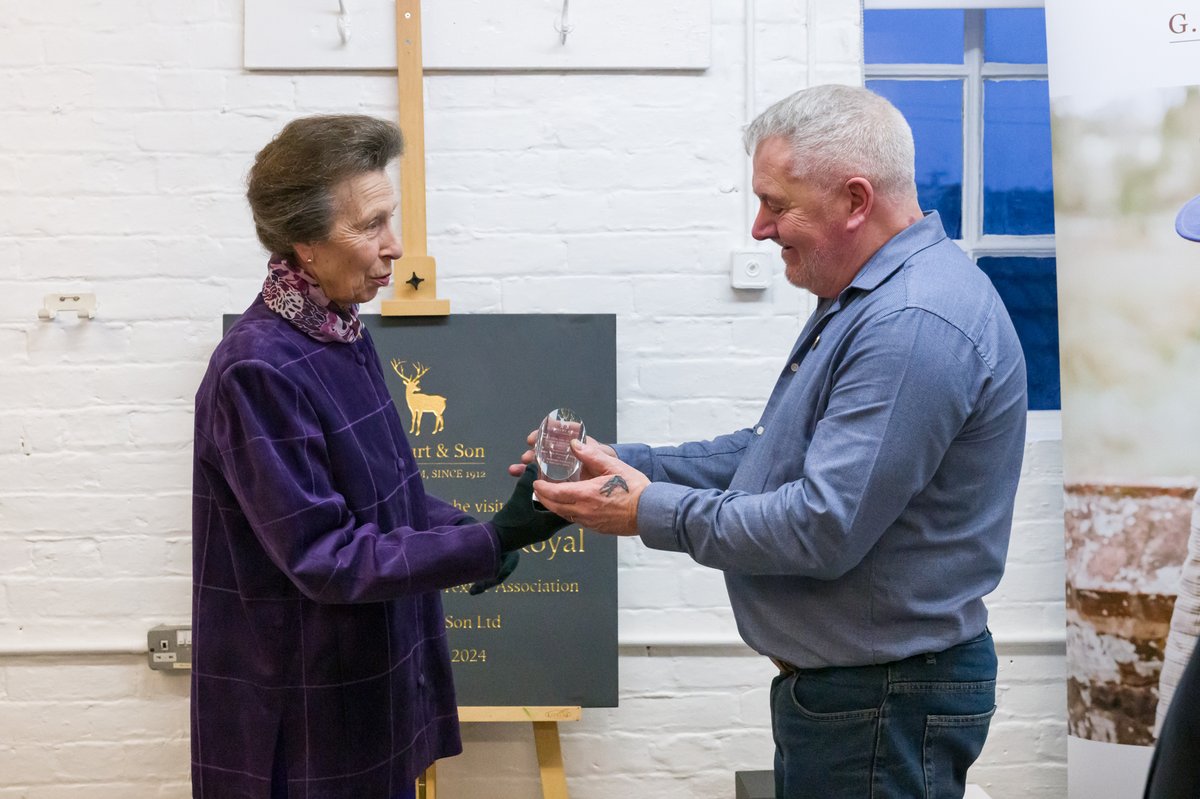 Towards the end of our Factory tour, HRH unveiled a commemorative plague, to mark her visit, as well as presenting a long service award to Reg' - Head Mechanic - celebrating 53 years of dedication to the artisan craft of lace knitting.
.
#ghhurt #nottingham #shawl #royalvisit