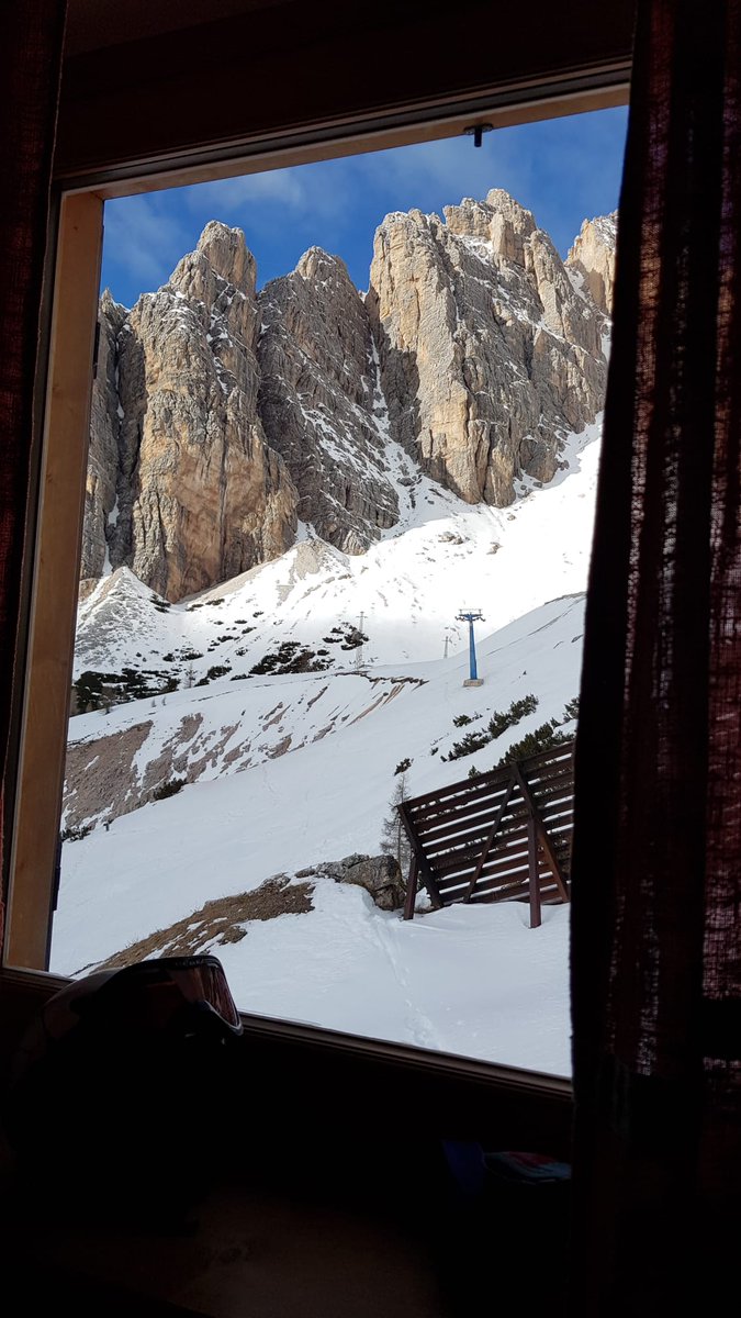 Esquí Safari Dolomitas 2024. 7 días con las tablas alternando  alojamientos distribuidos por estaciones como Pla de Corones, Val Gardena, Cortina D'Ampezzo o Alta Badía. También estancias increíbles en refugios como el Lagazuoi o Son Forca #trangoworld #taketheotherway 👣