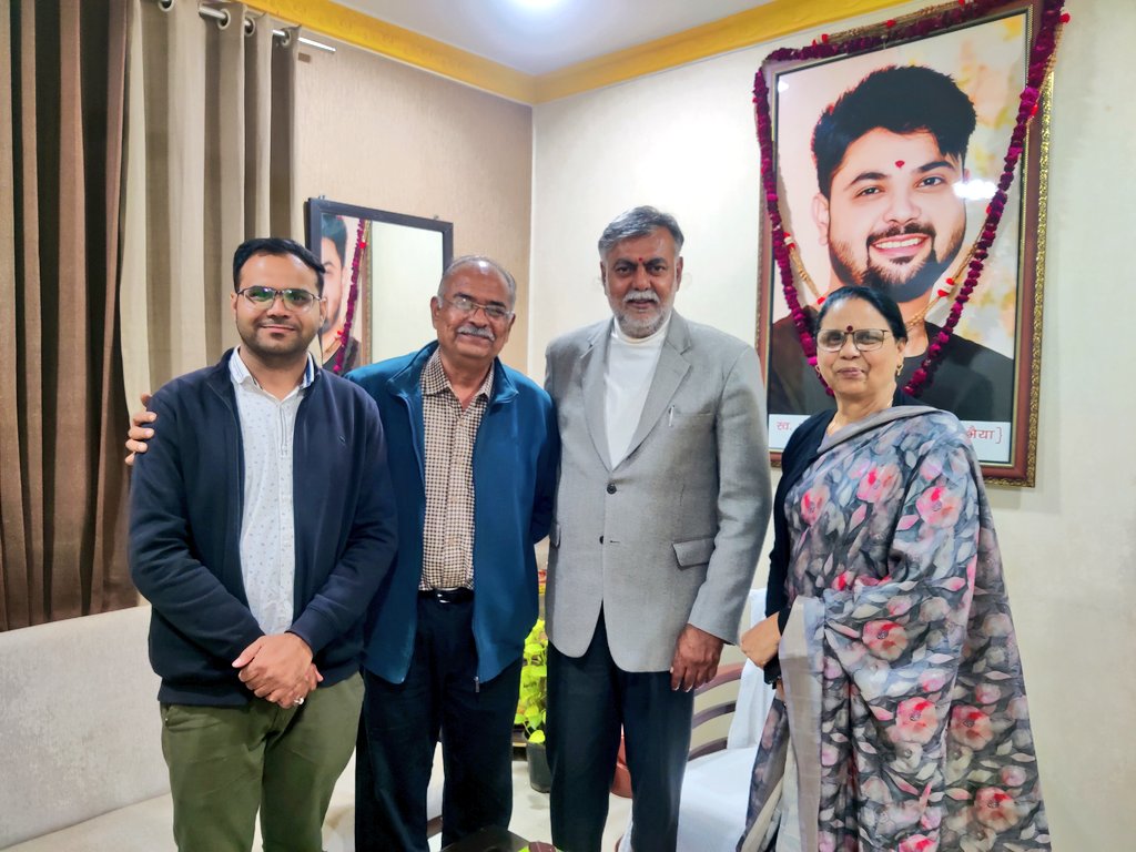prahladspatel's tweet photo. आज भोपाल में महिला मोर्चा सागर की जिलाध्यक्ष श्रीमती संध्या भार्गव व श्री सुशील भार्गव द्वारा उनके पुत्र चि. शिवम के विवाह का पारिवारिक निमंत्रण प्राप्त हुआ।
इस अवसर पर शिवम की प्रत्यक्ष उपस्थिति पर शुभ अवसर की अग्रिम शुभकामनाएं दीं। https://t.co/kfrhzfduhr