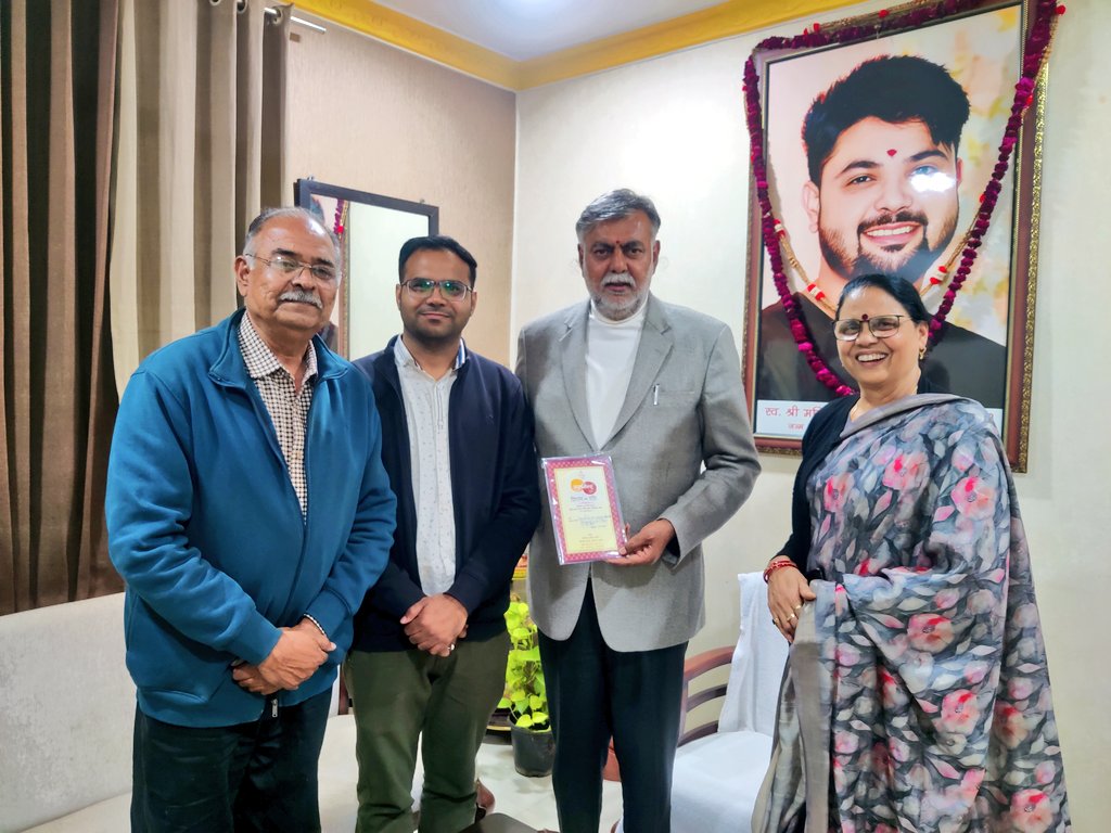 prahladspatel's tweet photo. आज भोपाल में महिला मोर्चा सागर की जिलाध्यक्ष श्रीमती संध्या भार्गव व श्री सुशील भार्गव द्वारा उनके पुत्र चि. शिवम के विवाह का पारिवारिक निमंत्रण प्राप्त हुआ।
इस अवसर पर शिवम की प्रत्यक्ष उपस्थिति पर शुभ अवसर की अग्रिम शुभकामनाएं दीं। https://t.co/kfrhzfduhr