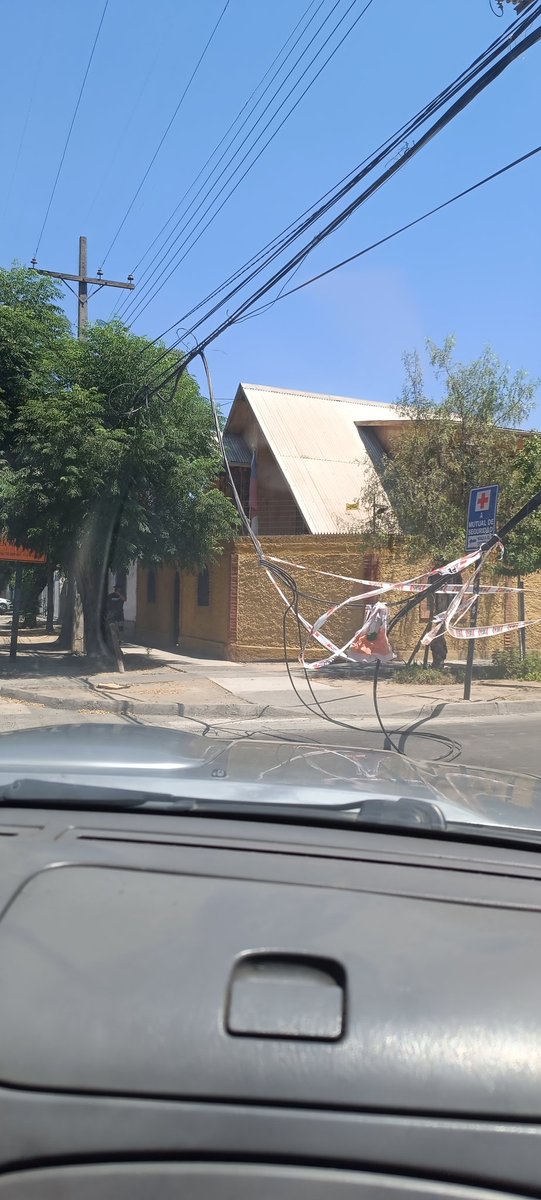 jeseniacp8's tweet photo. @SanBernardocl se solicita hacerse presente en Balmaceda con Eyzaguirre por cable  caído a mitad de calle complicando el transito https://t.co/Dhivhm562D