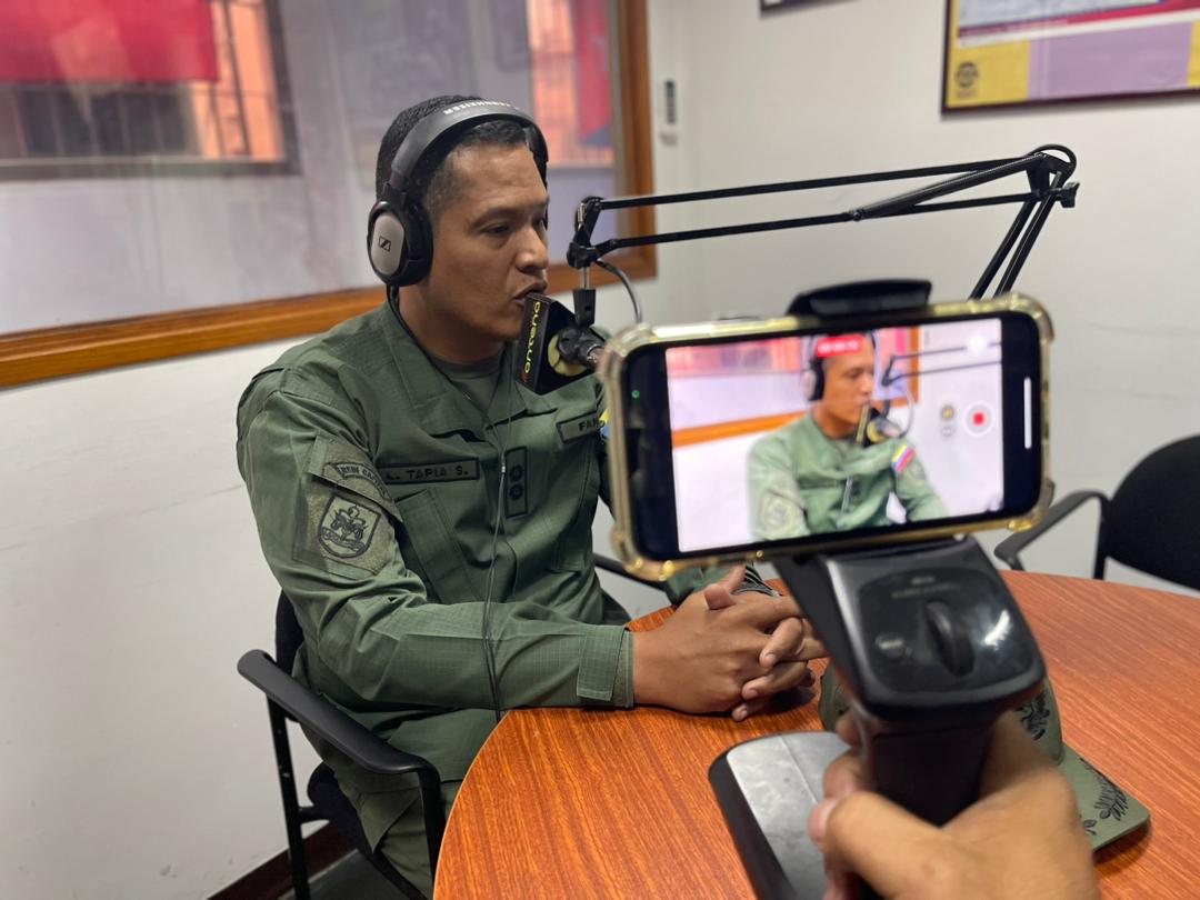 GNBEsgRamoVerde's tweet photo. Entérate #Hoy por Antena 103.7 FM el GD. Luis Antonio Tapia Sandoval, Director de la @GNBEsgRamoVerde sostuvo entrevista en el programa "Venezolanos al Máximo" con Valery Obregón, https://t.co/XDv1urounD