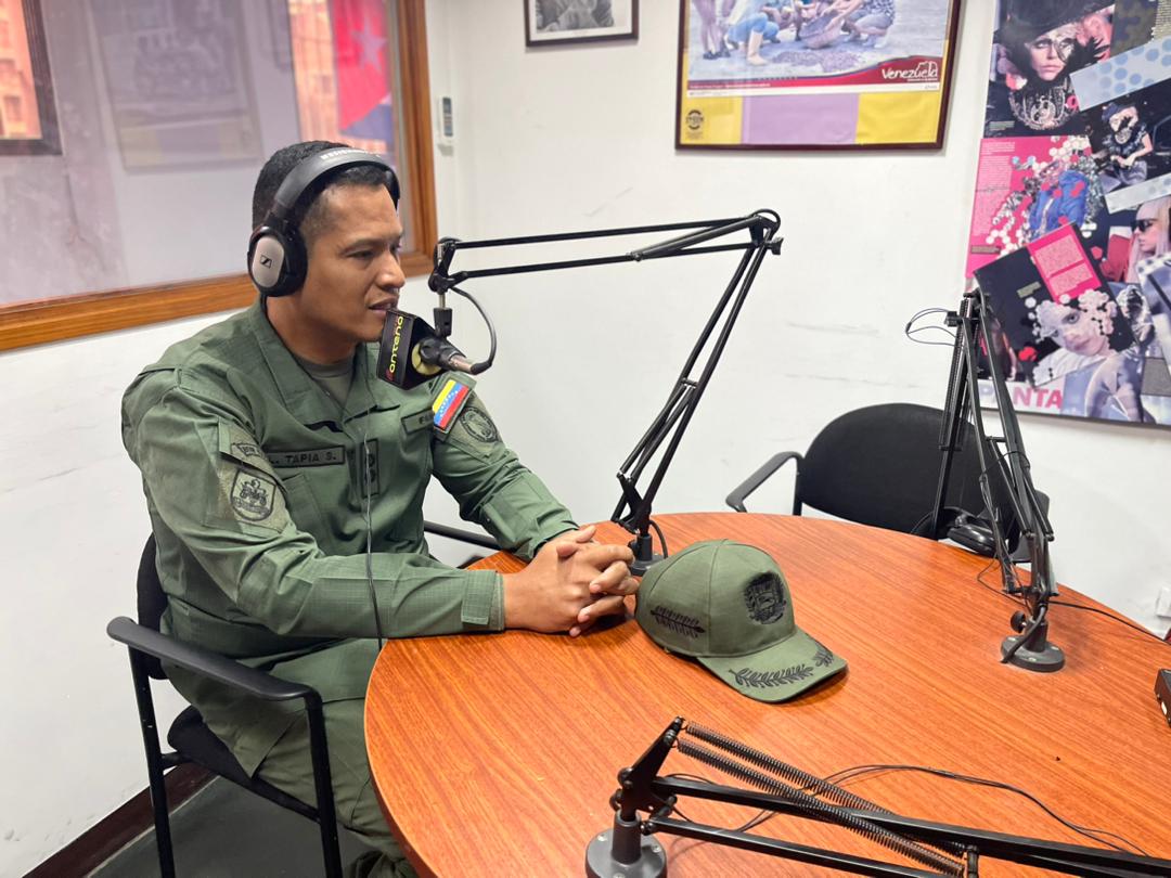 GNBEsgRamoVerde's tweet photo. Entérate #Hoy por Antena 103.7 FM el GD. Luis Antonio Tapia Sandoval, Director de la @GNBEsgRamoVerde sostuvo entrevista en el programa "Venezolanos al Máximo" con Valery Obregón, https://t.co/XDv1urounD