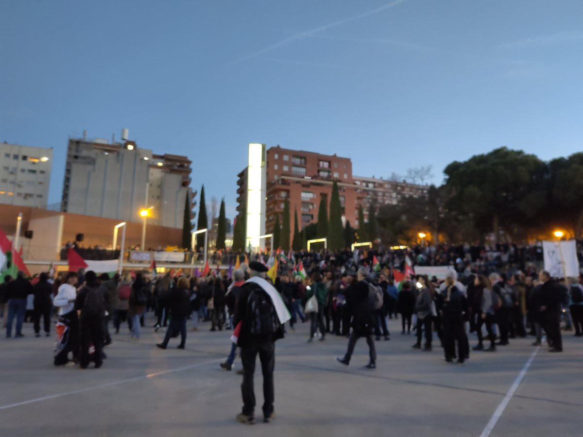 anticapiCat's tweet photo. Arrenca l'acte #7FPalestina al Parc del Clot 

Perquè defensem la vida, perquè estimen Palestina,
A T U R E M  EL  M Ó N
i avui hem aturat Catalunya!! https://t.co/iCJ9tCcEc7
