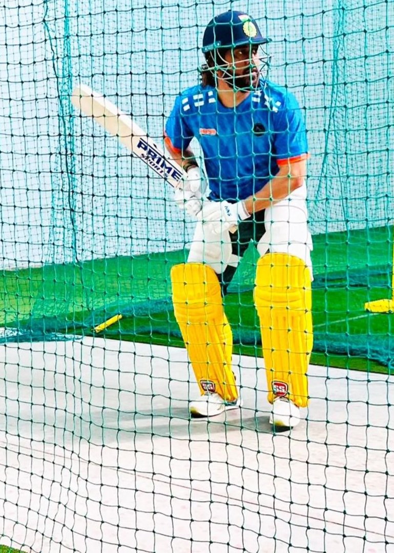 mufaddal_vohra's tweet photo. MS Dhoni with the 'Prime Sports' sticker bat. It is owned by his friend.

MS thanking him for all his help during the early stage of his career. https://t.co/sYtcGE6Qal