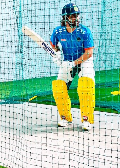 Ms Dhoni : धोनी के बल्ले ने बटोरी सुर्खियां, बचपन के दोस्त को इस तरह किया सपोर्ट 