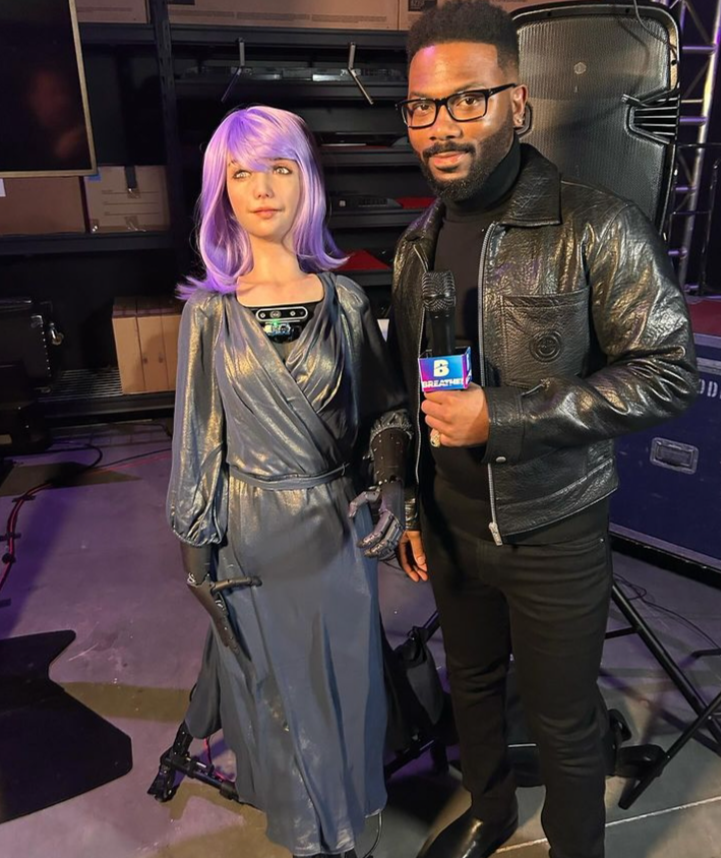 BREATHEexp's tweet photo. @brandomurphy_ lit up the backstage of the #InterstellarSoiree like a supernova with Desi the Robot! 🔥🚀 From captivating interviews with tech visionaries to behind-the-scenes sneak peeks, he kept the energy sky-high all night long. 🤩
#BREATHEexp #Is24 #IS2024 #BackstageMagic https://t.co/oXBJvPPNiY