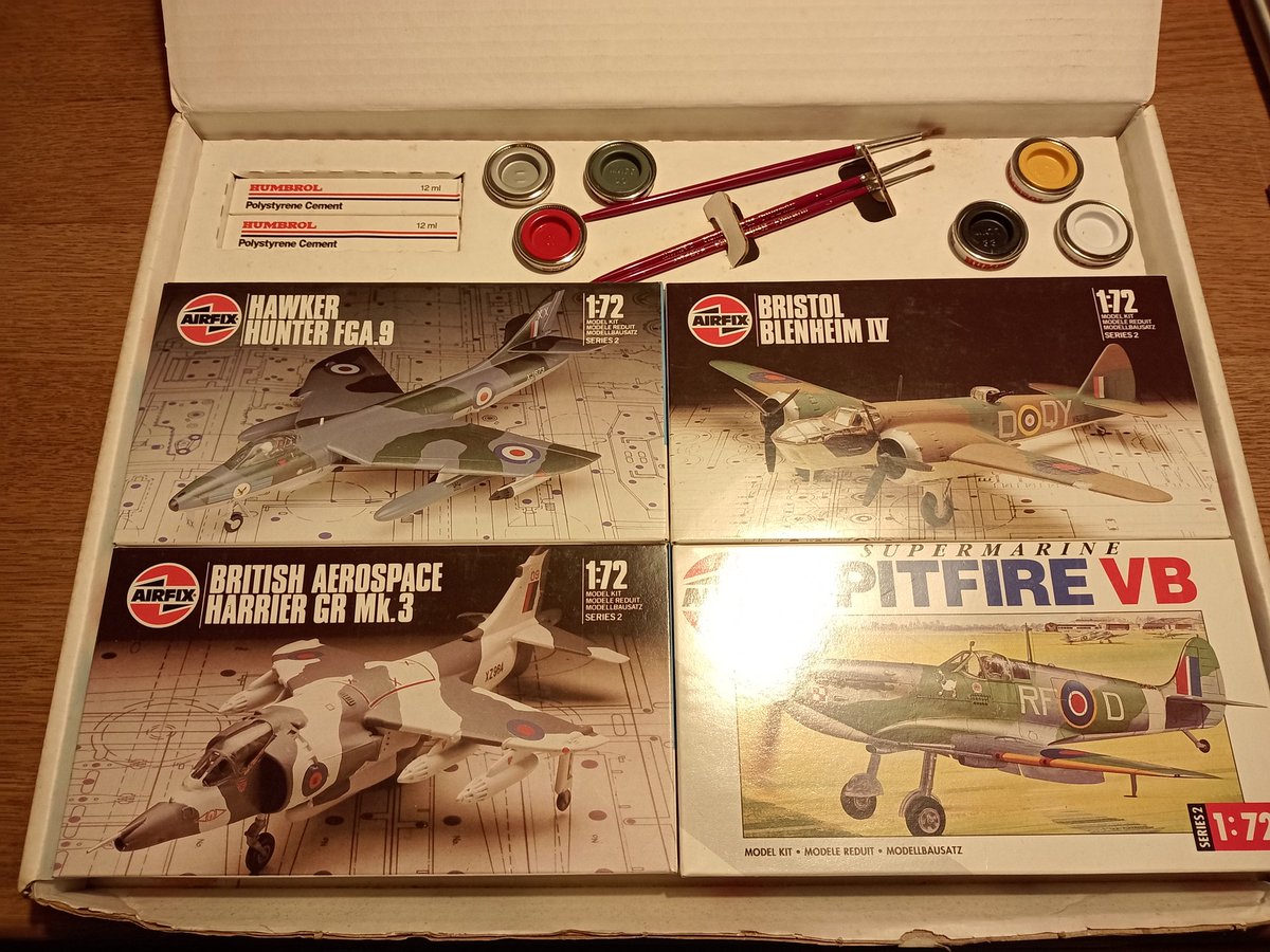 duaner_b's tweet photo. @Airfix a vintage Airfix modelkits. A gift from a french Friend https://t.co/QGbRZFRhwj