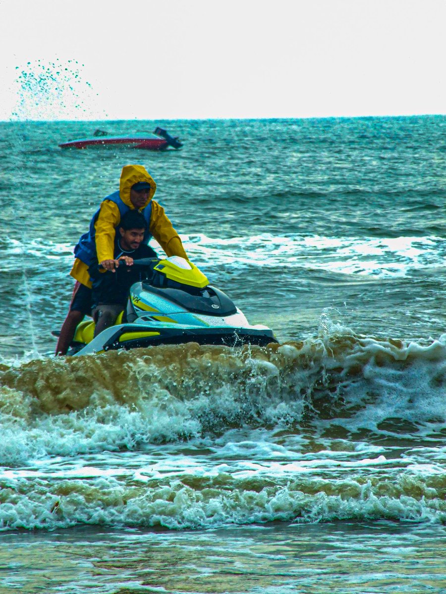 SyedShaheeer's tweet photo. Seas the day ⛱ 🌊 🌞
#Karachi #KarachiRain #NaturePhotography #nature #NatureBeauty #natural #naturelovers #portrait #photographer #photography #photooftheday #photo #sky #beach #sea #SAND #ski #boat #boats https://t.co/UVcj6a6Efj