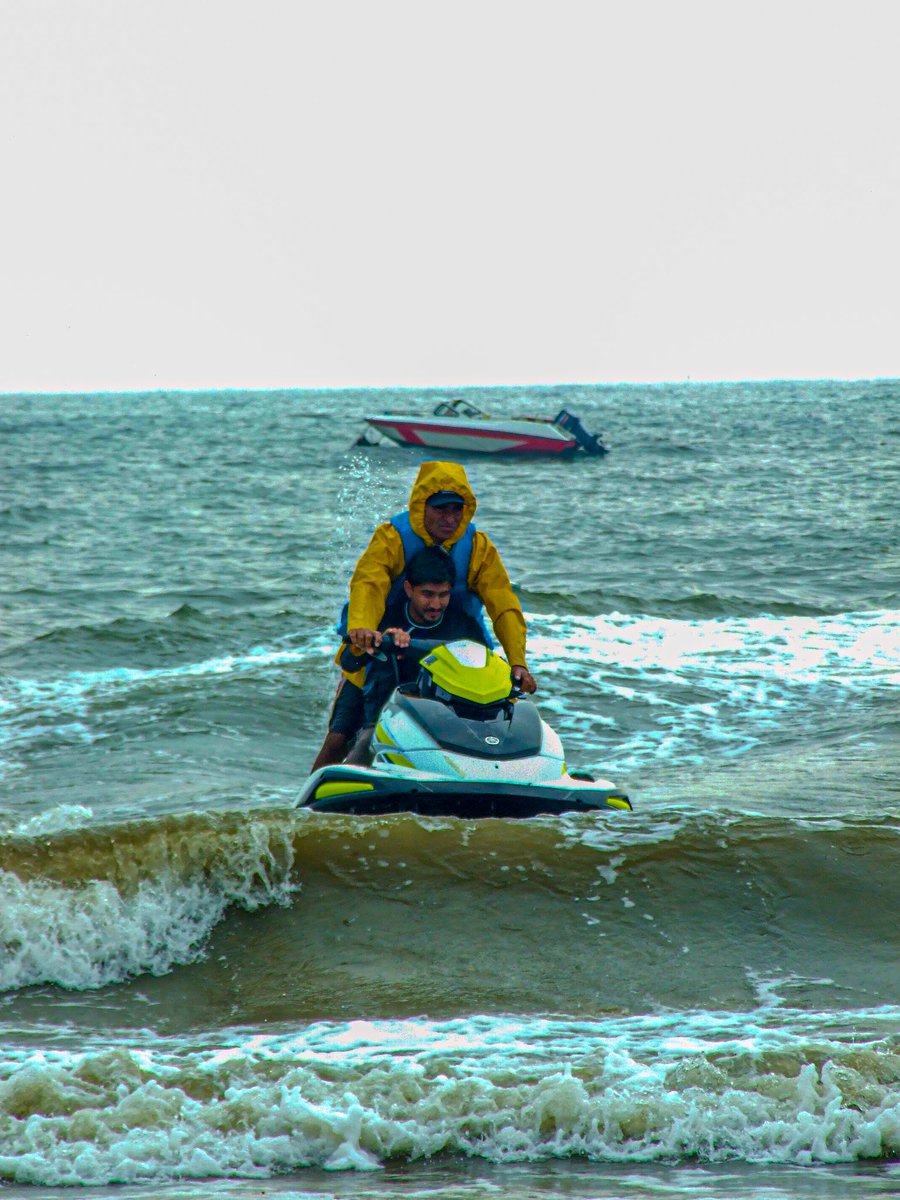 SyedShaheeer's tweet photo. Seas the day ⛱ 🌊 🌞
#Karachi #KarachiRain #NaturePhotography #nature #NatureBeauty #natural #naturelovers #portrait #photographer #photography #photooftheday #photo #sky #beach #sea #SAND #ski #boat #boats https://t.co/UVcj6a6Efj