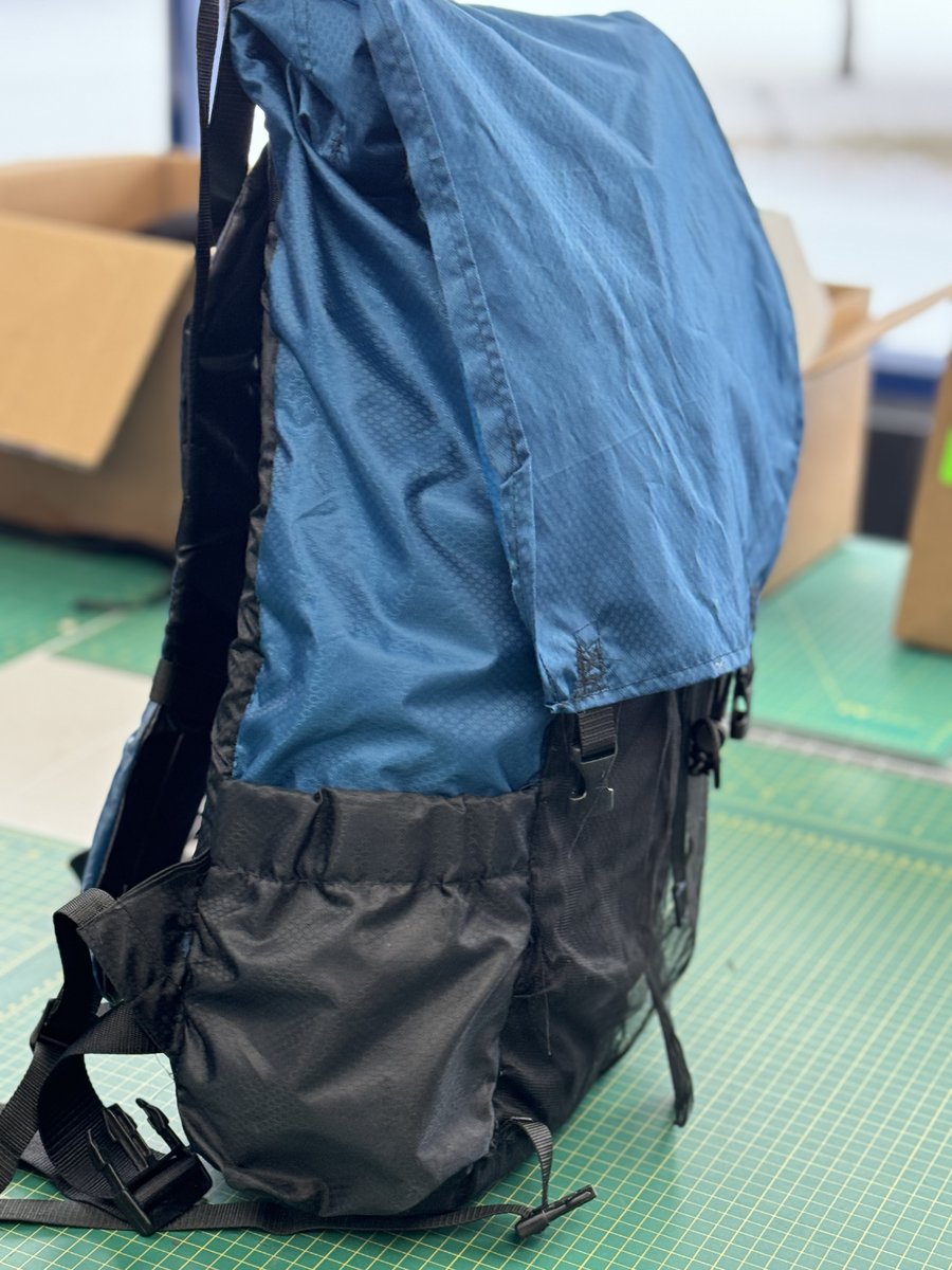 À RDN, les élèves de la 9e et plus fabriquent leur propre sac à dos pour leur randonnée de deux jours au printemps sur le sentier de la côte est. @csfp_tnl