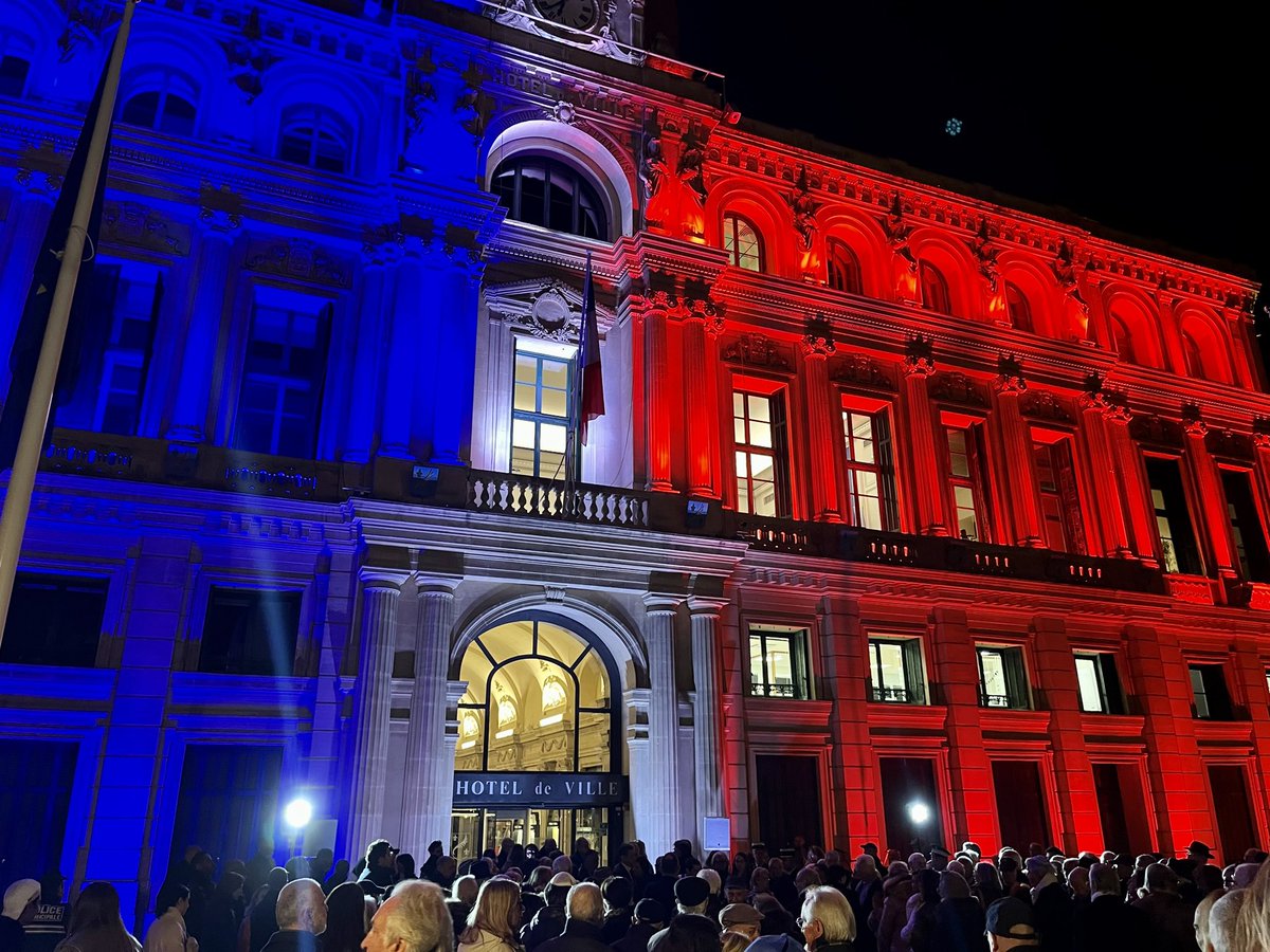 ⚫️ @davidlisnard, le Conseil Municipal et les Cannois ont observé une minute de recueillement en la mémoire des victimes françaises des attaques terroristes du Hamas et en soutien des otages toujours retenus, dans le cadre de l’hommage national qui leur a été rendu aujourd’hui.