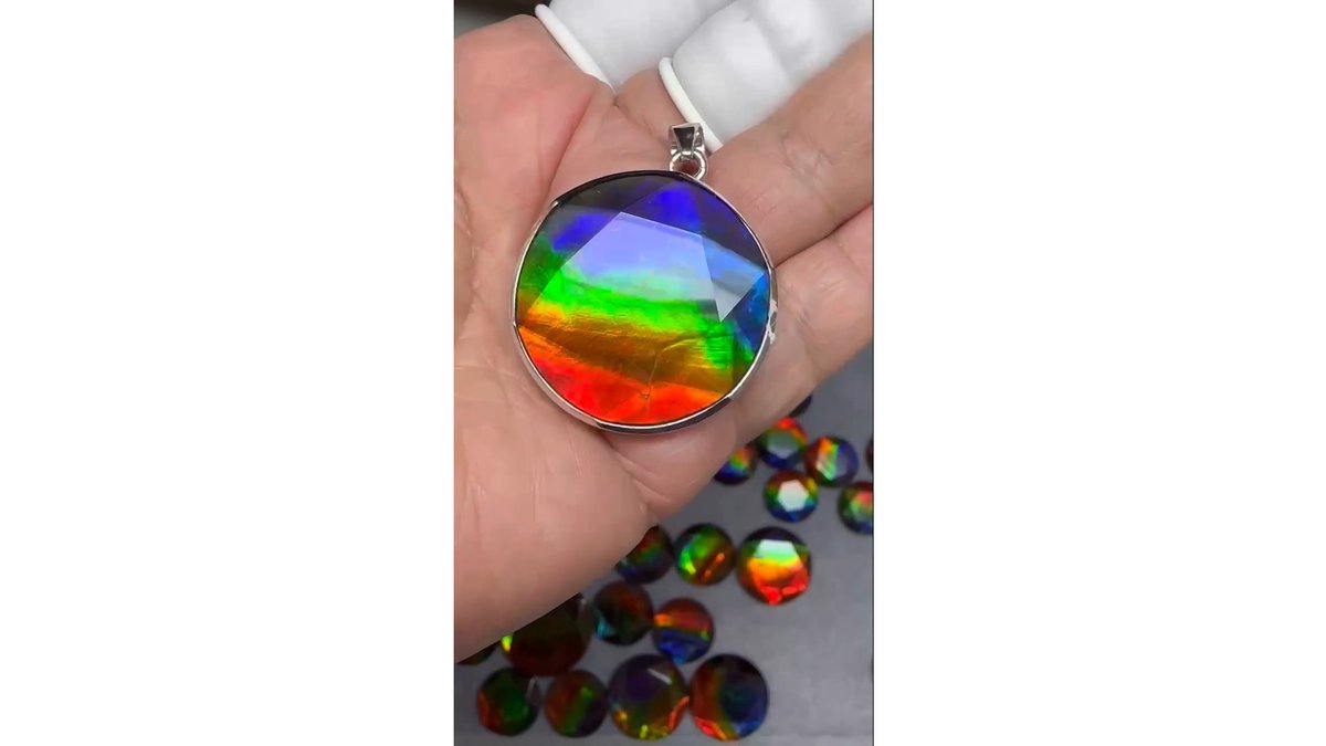 Bonnyjonomexico's tweet photo. Rainbow ammolite makes simple designs so unique.
#ammolite #customized #rainbow #jewelrydesign #VintageFashion #artisanjewelry #handmadegift #NatureGems #naturecrafts #stonecollection #canadagems #VibrantColors #fossil #organicfossil #colorchange #pendant #necklace https://t.co/taDlZKn2D5