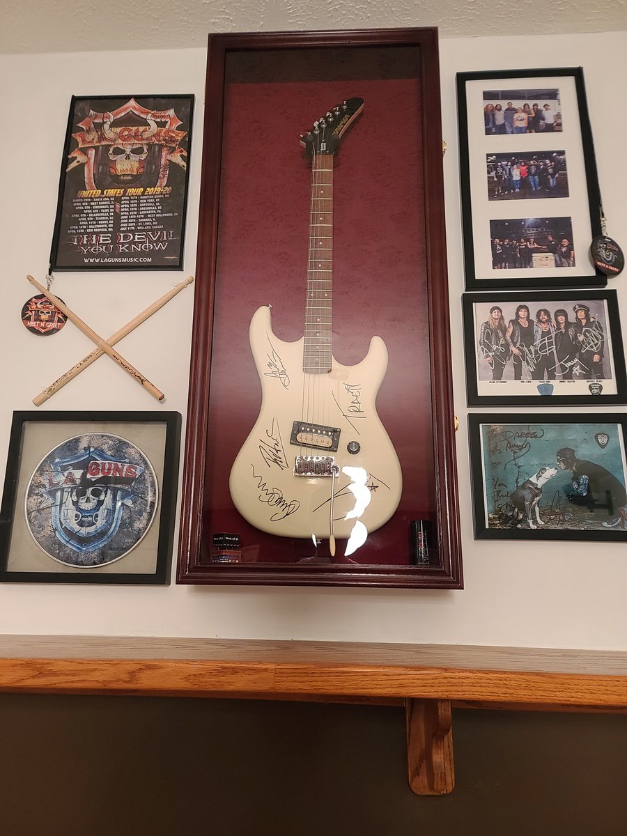 Finally got my new items added to my @laguns section by the pool table. Got a guitar pick and autograph from <a href="/acevonjohnson/">🏴‍☠️</a> and a pair of autographed drumsticks from <a href="/sduncandrums/">Shawn Duncan 🇺🇸</a>! The Cincy show last Saturday was fantastic!