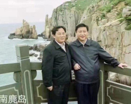 xinwendiaocha's tweet photo. 这两张照片在墙内已经很难传播了 https://t.co/IvvoQRnGkn