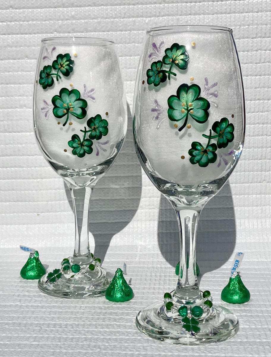 Great March birthday gift etsy.com/listing/165949… #wineglasses #shamrocks #marchbirthdaygift #SMILEtt23 #CraftBizParty #StPatricksDay #etsy #etsyshop