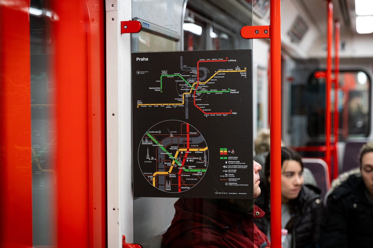 PIDoficialni's tweet photo. Noví jezevčíci v metru: pro chystaný průzkum ve vozech metra vznikla alternativní verze schématu nad dveřmi.

Otestujte ji s námi! https://t.co/bEx45Vnfxl 
Pro vaše podněty, připomínky a na zpětnou vazbu k Čitelné Praze můžete použít tento odkaz https://t.co/8RFe40VbVy. https://t.co/UJ9BEw3cKZ