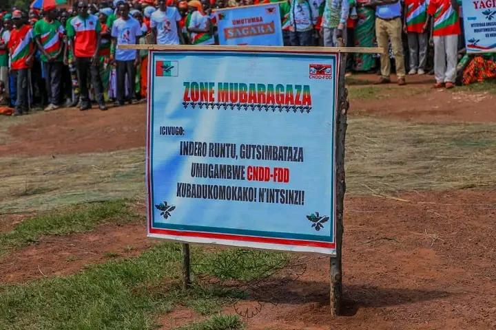 GitegaVuturaa's tweet photo. @CnddFdd @CNDD_FDDGitega Inyuma ya mazone #Gatonde #Mutumba,Umunyamabanga Mukuru y'umugambwe @CnddFdd @R_Ndikuriyo yagendeye kandi amazone ya #Mubaragaza na #Gisimbawaga zo muri Komine #Karusi ziri mu ntaraza @CNDD_FDDGitega. https://t.co/HXtH2mZHxL