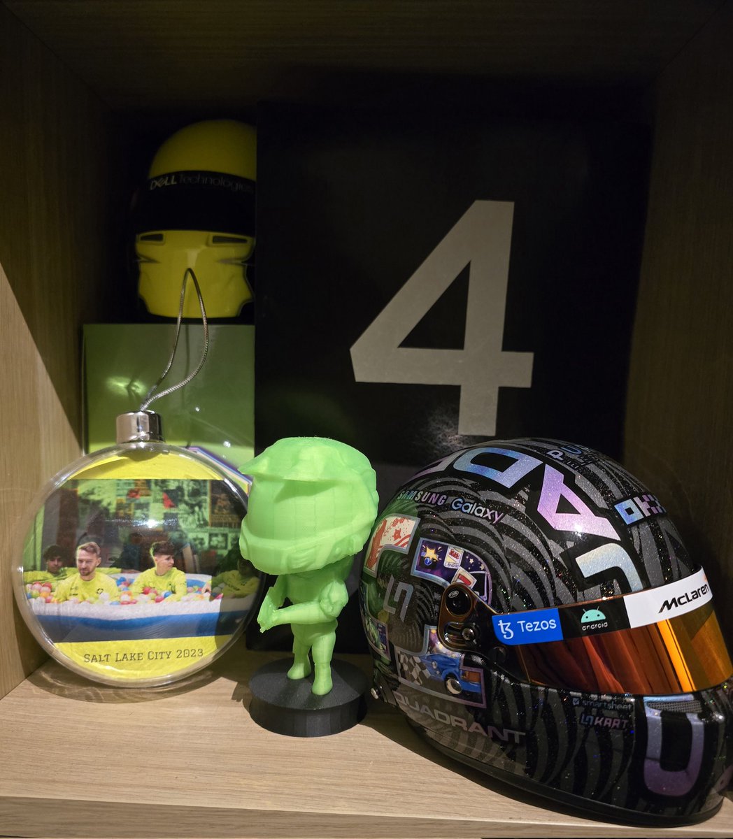 OfficialJonii's tweet image. Newest addition to the collection has arrived 🥰

I can only say @LandoNorris has a great helmet design taste! 

#MiniHelmets