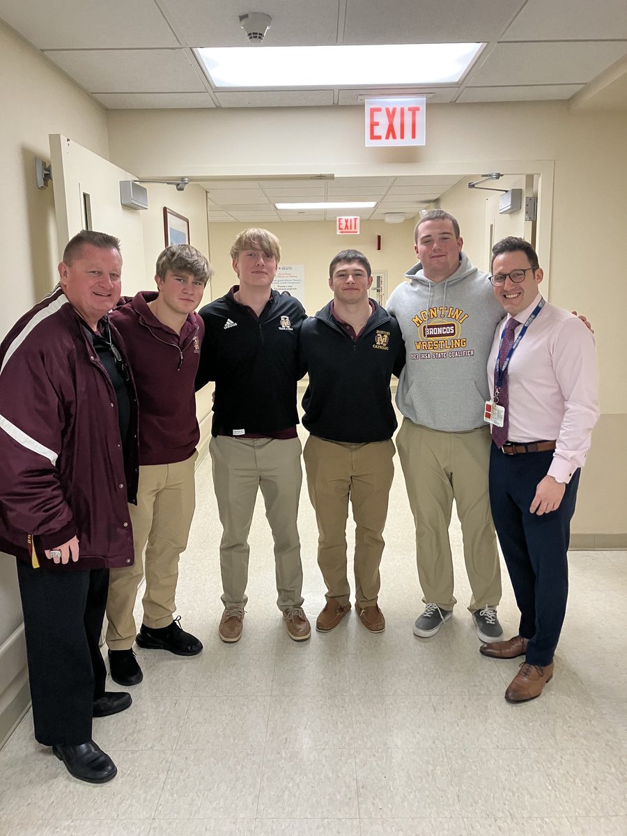 Great to see Montini Alum, & Board Member Dr. Michael Alebich (‘03) with a few of our senior football captains, dropping off coats from our annual coat drive at Stroger Hospital! Thanks to George Asay, Sam Hemmersmeier, Alex Marre, and Mick Ranquist! #DoingOurPart #Team First