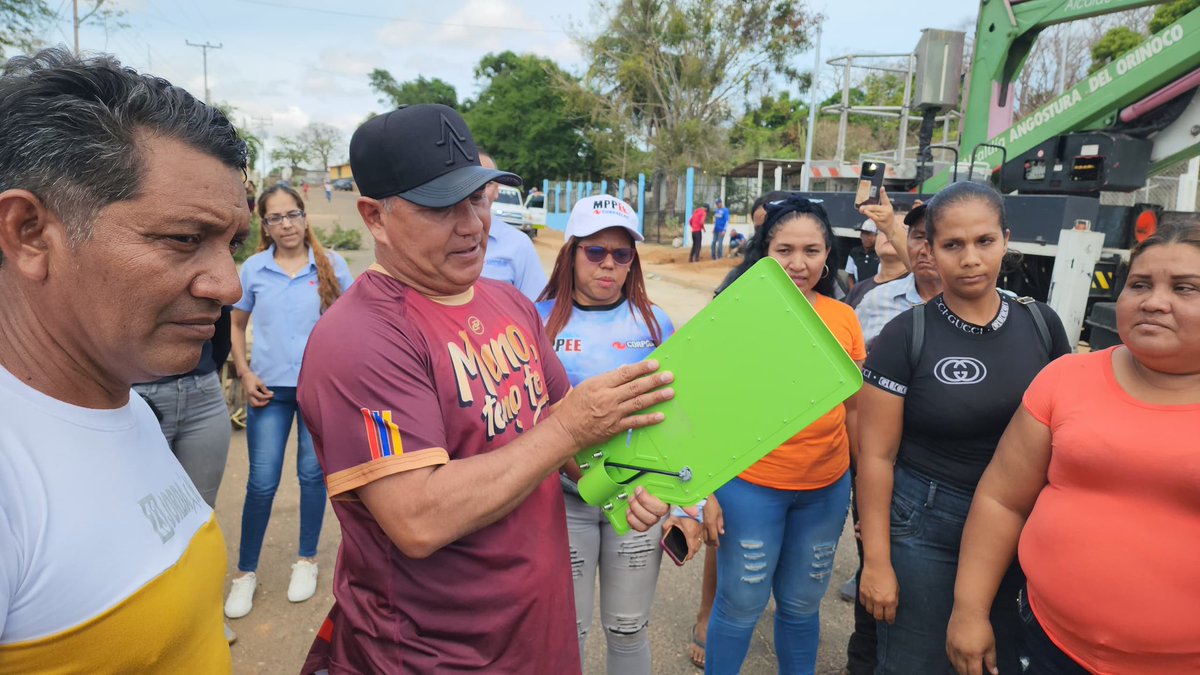 comandosergioh's tweet photo. Hoy continuamos trabajando en la optimización de los servicios públicos a través del 1x10 del buen gobierno y de las políticas del presidente @NicolasMaduro junto a @CorpoelecInfo para seguir dignificando los espacios #7TEnUniónYEsfuerzo https://t.co/9lYUThCdsC